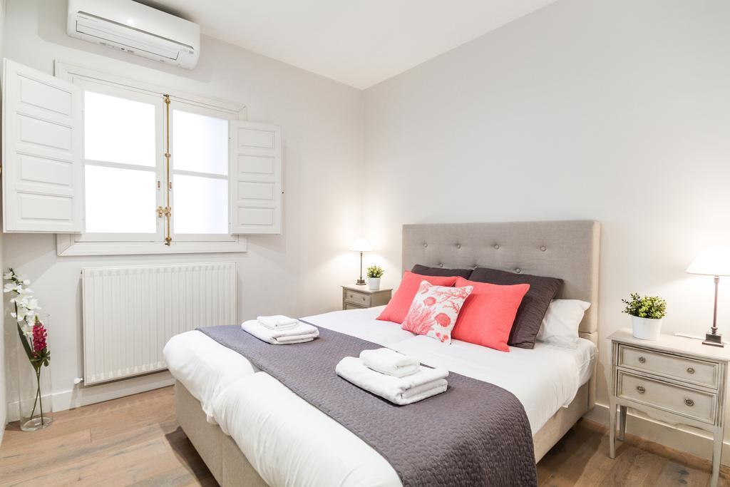 Pyr Select Plaza Santa Ana Apartment Madrid Exterior photo
